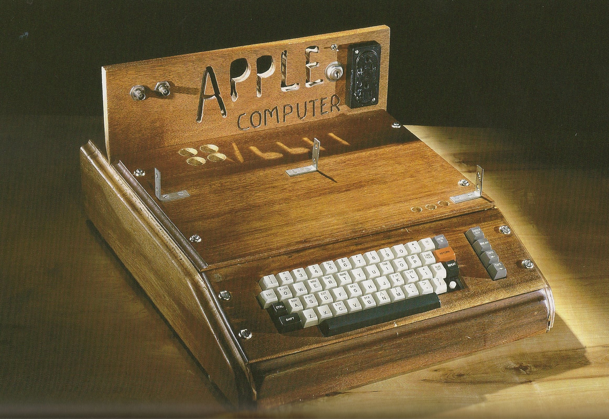 First apple. Компьютер Эппл 1976. Первый компьютер Эппл 1. Стив Джобс компьютер Apple 1. Первый компьютер Apple 1976.